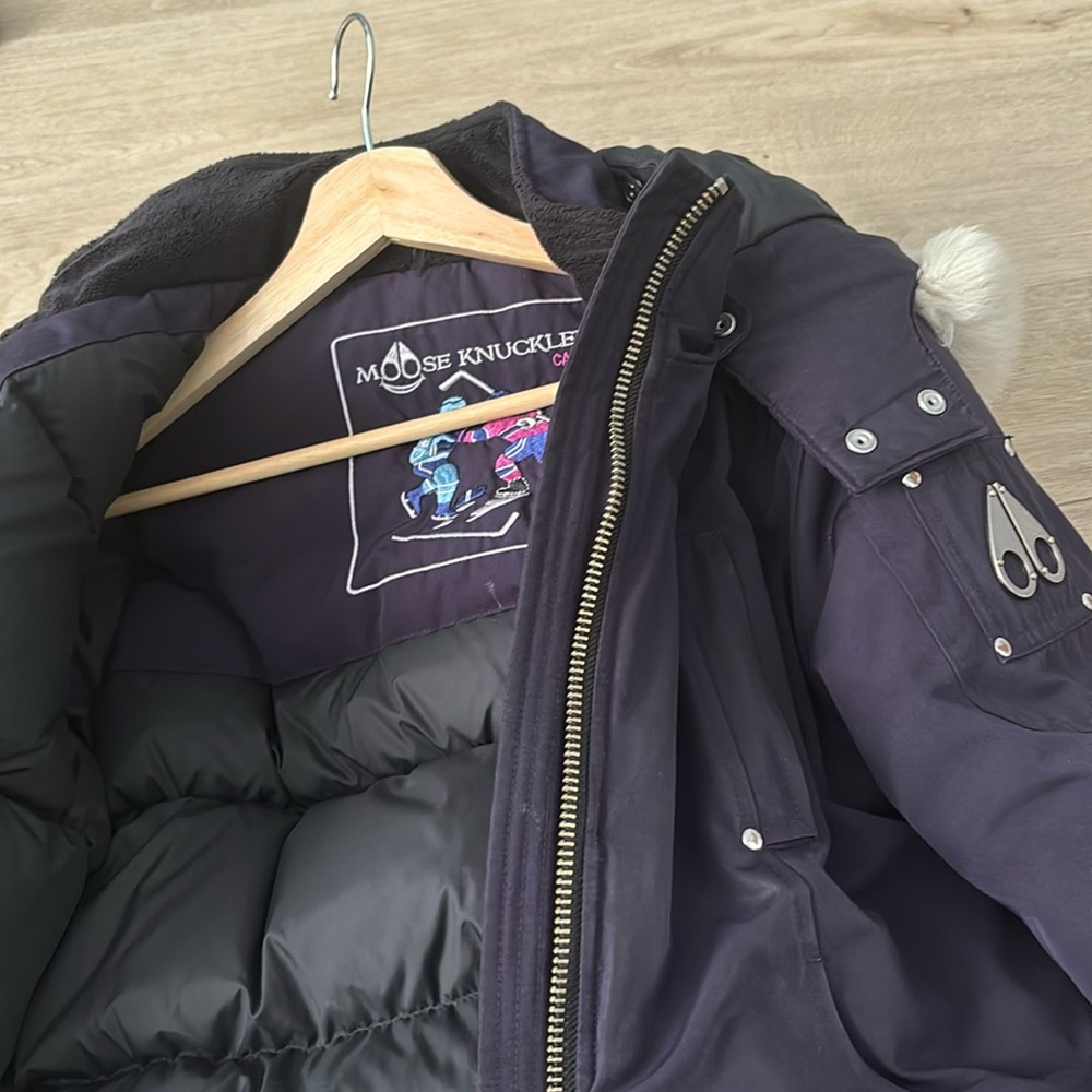 I’m selling a moose knuckles coat in big kids size 14-16